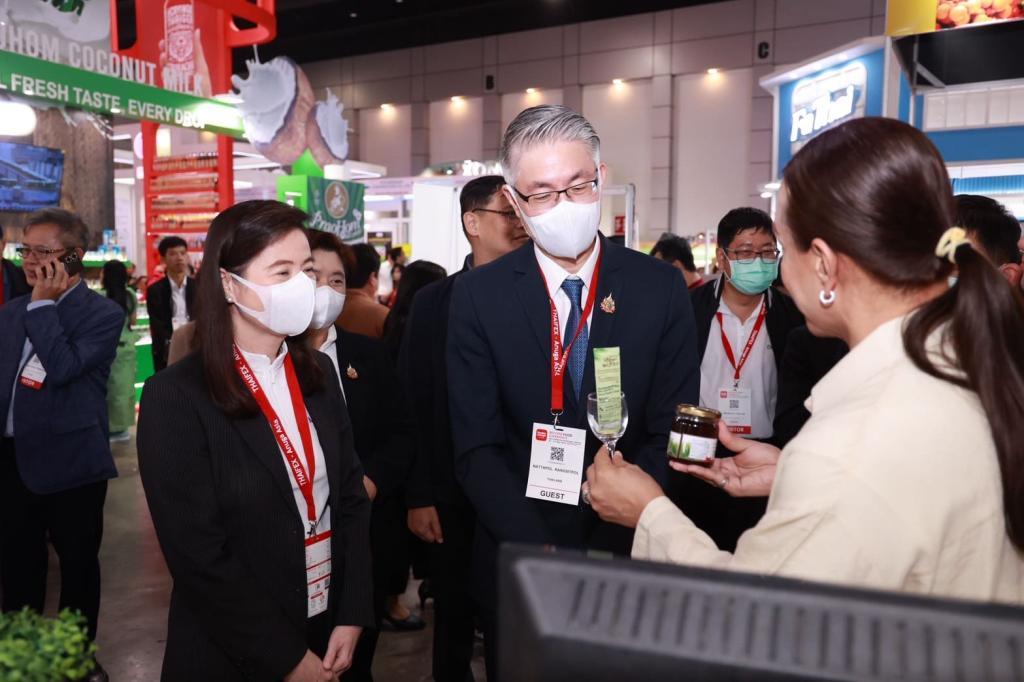“ปลัดณัฐพล” นำทีม อุตฯ เยี่ยมชมครัว "ดีพร้อม" ในงาน THAIFEX – ANUGA ASIA 2025 ภายใต้แนวคิด The Great Ingredients เปิดประสบการณ์ ให้โอกาส เสริมแกร่งธุรกิจ ขยายตลาด เชื่อมต่อคู่ค้าคุณภาพระดับโลก ตามนโยบาย รมว.เอกนัฏ