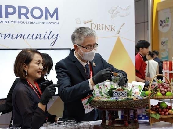 “ปลัดณัฐพล” นำทีม อุตฯ เยี่ยมชมครัว "ดีพร้อม" ในงาน THAIFEX – ANUGA ASIA 2025 ภายใต้แนวคิด The Great Ingredients เปิดประสบการณ์ ให้โอกาส เสริมแกร่งธุรกิจ ขยายตลาด เชื่อมต่อคู่ค้าคุณภาพระดับโลก ตามนโยบาย รมว.เอกนัฏ
