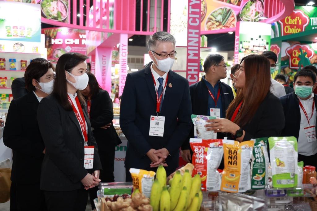 “ปลัดณัฐพล” นำทีม อุตฯ เยี่ยมชมครัว "ดีพร้อม" ในงาน THAIFEX – ANUGA ASIA 2025 ภายใต้แนวคิด The Great Ingredients เปิดประสบการณ์ ให้โอกาส เสริมแกร่งธุรกิจ ขยายตลาด เชื่อมต่อคู่ค้าคุณภาพระดับโลก ตามนโยบาย รมว.เอกนัฏ