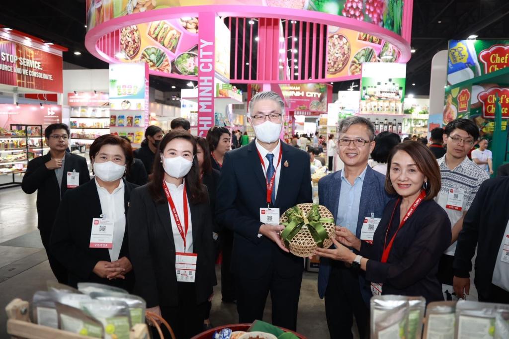 “ปลัดณัฐพล” นำทีม อุตฯ เยี่ยมชมครัว "ดีพร้อม" ในงาน THAIFEX – ANUGA ASIA 2025 ภายใต้แนวคิด The Great Ingredients เปิดประสบการณ์ ให้โอกาส เสริมแกร่งธุรกิจ ขยายตลาด เชื่อมต่อคู่ค้าคุณภาพระดับโลก ตามนโยบาย รมว.เอกนัฏ