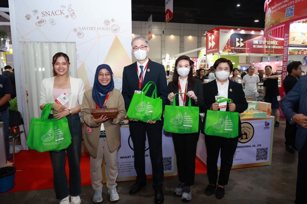 “ปลัดณัฐพล” นำทีม อุตฯ เยี่ยมชมครัว "ดีพร้อม" ในงาน THAIFEX – ANUGA ASIA 2025 ภายใต้แนวคิด The Great Ingredients เปิดประสบการณ์ ให้โอกาส เสริมแกร่งธุรกิจ ขยายตลาด เชื่อมต่อคู่ค้าคุณภาพระดับโลก ตามนโยบาย รมว.เอกนัฏ