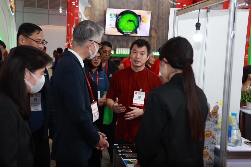 “ปลัดณัฐพล” นำทีม อุตฯ เยี่ยมชมครัว "ดีพร้อม" ในงาน THAIFEX – ANUGA ASIA 2025 ภายใต้แนวคิด The Great Ingredients เปิดประสบการณ์ ให้โอกาส เสริมแกร่งธุรกิจ ขยายตลาด เชื่อมต่อคู่ค้าคุณภาพระดับโลก ตามนโยบาย รมว.เอกนัฏ