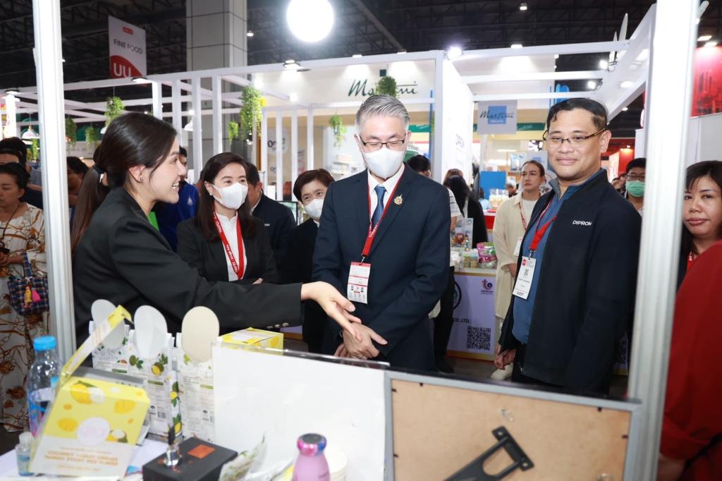 “ปลัดณัฐพล” นำทีม อุตฯ เยี่ยมชมครัว "ดีพร้อม" ในงาน THAIFEX – ANUGA ASIA 2025 ภายใต้แนวคิด The Great Ingredients เปิดประสบการณ์ ให้โอกาส เสริมแกร่งธุรกิจ ขยายตลาด เชื่อมต่อคู่ค้าคุณภาพระดับโลก ตามนโยบาย รมว.เอกนัฏ