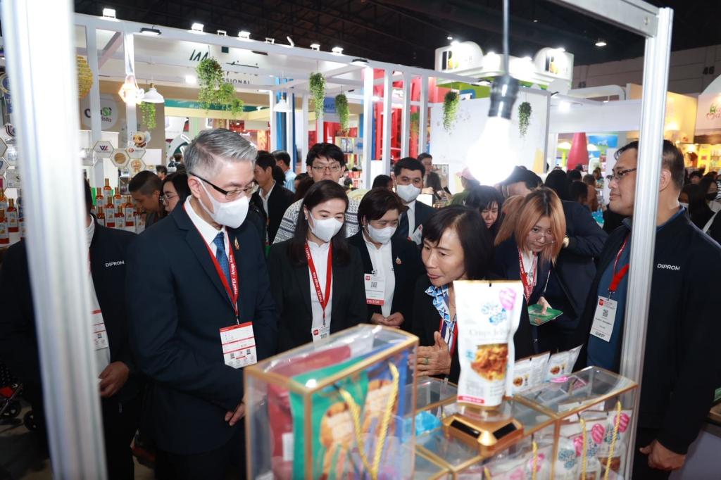 “ปลัดณัฐพล” นำทีม อุตฯ เยี่ยมชมครัว "ดีพร้อม" ในงาน THAIFEX – ANUGA ASIA 2025 ภายใต้แนวคิด The Great Ingredients เปิดประสบการณ์ ให้โอกาส เสริมแกร่งธุรกิจ ขยายตลาด เชื่อมต่อคู่ค้าคุณภาพระดับโลก ตามนโยบาย รมว.เอกนัฏ