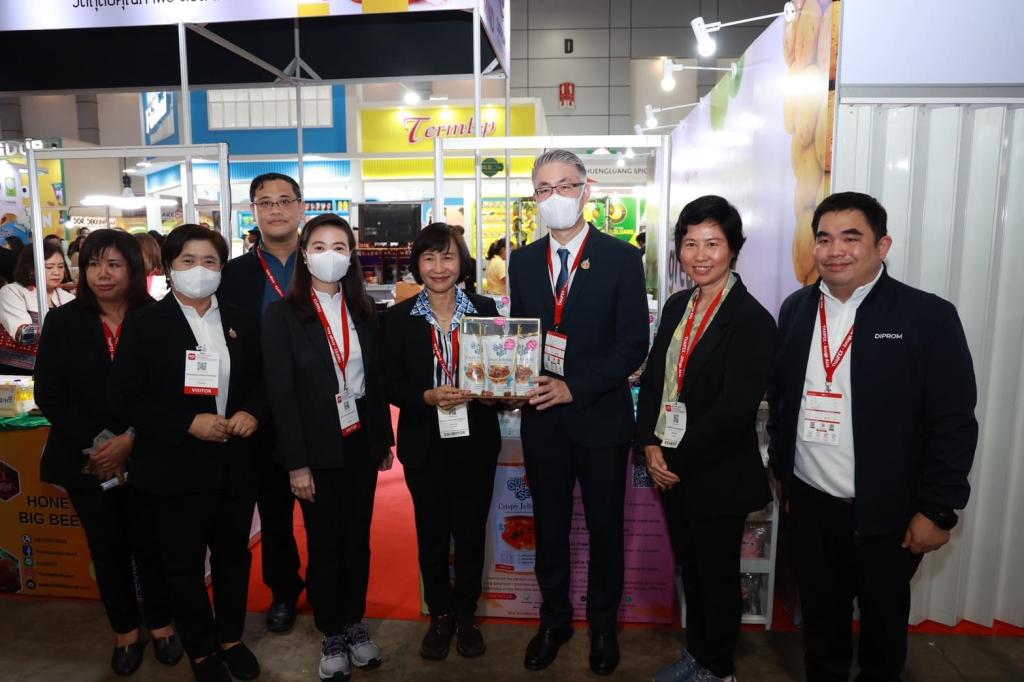 “ปลัดณัฐพล” นำทีม อุตฯ เยี่ยมชมครัว "ดีพร้อม" ในงาน THAIFEX – ANUGA ASIA 2025 ภายใต้แนวคิด The Great Ingredients เปิดประสบการณ์ ให้โอกาส เสริมแกร่งธุรกิจ ขยายตลาด เชื่อมต่อคู่ค้าคุณภาพระดับโลก ตามนโยบาย รมว.เอกนัฏ