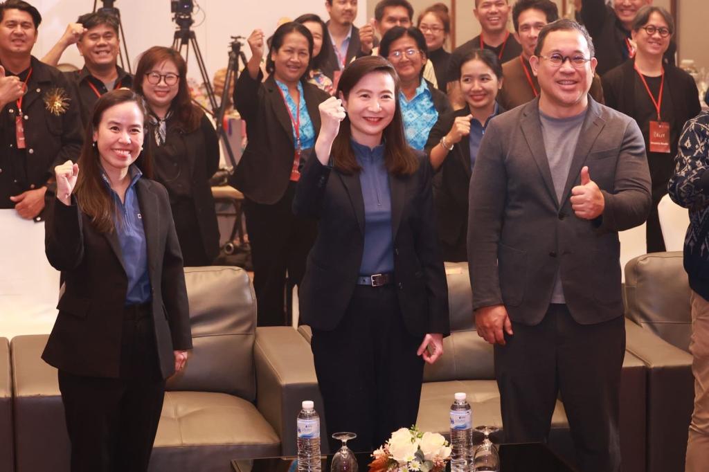 “ดีพร้อม” ให้กำเนิด! ฮีโร่แบรนด์คราฟต์ไทย สร้างฐานการผลิต เชื่อมโยงคราฟต์ไทยสู่ตลาดสากล ตามนโยบาย รมว.เอกนัฏ คาดเกิดมูลค่า ศก. กว่า 100 ล้านบาท