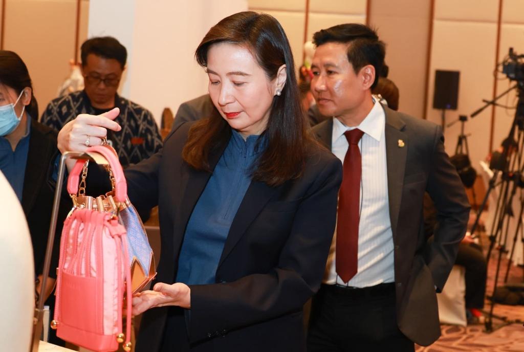 “ดีพร้อม” ให้กำเนิด! ฮีโร่แบรนด์คราฟต์ไทย สร้างฐานการผลิต เชื่อมโยงคราฟต์ไทยสู่ตลาดสากล ตามนโยบาย รมว.เอกนัฏ คาดเกิดมูลค่า ศก. กว่า 100 ล้านบาท