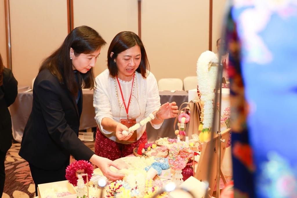 “ดีพร้อม” ให้กำเนิด! ฮีโร่แบรนด์คราฟต์ไทย สร้างฐานการผลิต เชื่อมโยงคราฟต์ไทยสู่ตลาดสากล ตามนโยบาย รมว.เอกนัฏ คาดเกิดมูลค่า ศก. กว่า 100 ล้านบาท