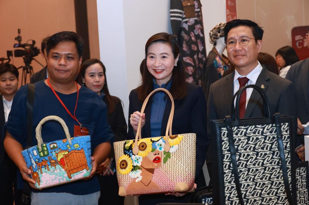 “ดีพร้อม” ให้กำเนิด! ฮีโร่แบรนด์คราฟต์ไทย สร้างฐานการผลิต เชื่อมโยงคราฟต์ไทยสู่ตลาดสากล ตามนโยบาย รมว.เอกนัฏ คาดเกิดมูลค่า ศก. กว่า 100 ล้านบาท