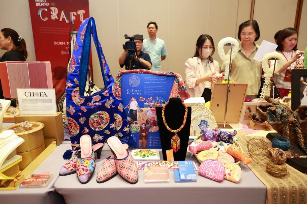 “ดีพร้อม” ให้กำเนิด! ฮีโร่แบรนด์คราฟต์ไทย สร้างฐานการผลิต เชื่อมโยงคราฟต์ไทยสู่ตลาดสากล ตามนโยบาย รมว.เอกนัฏ คาดเกิดมูลค่า ศก. กว่า 100 ล้านบาท