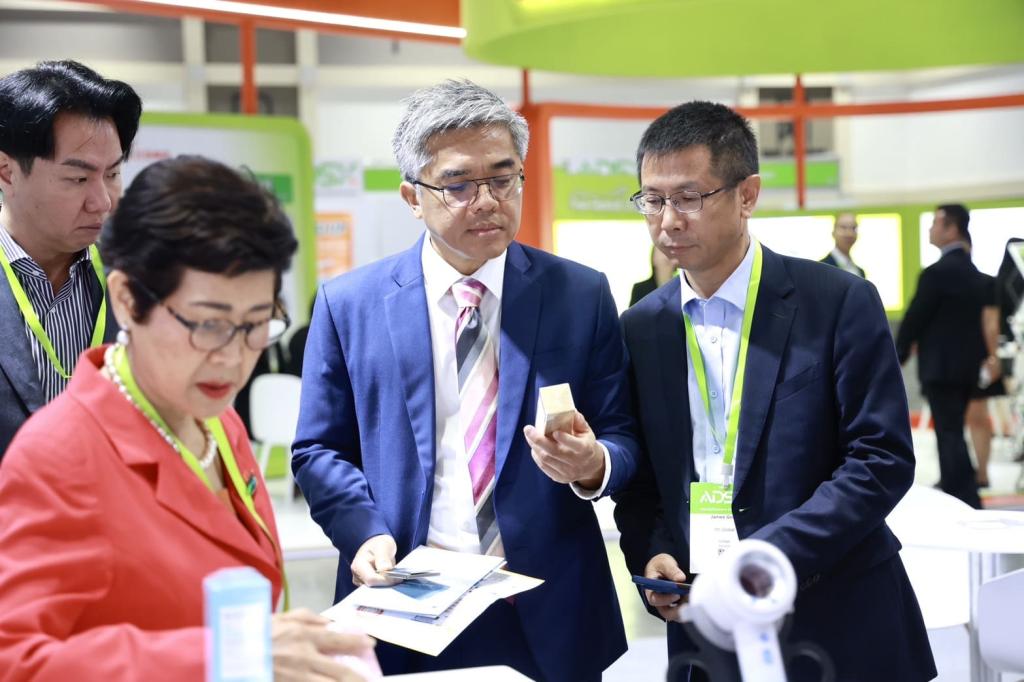 “ดีพร้อม“ หนุนนวัตกรรมและเทคโนโลยีอีคอมเมิร์ซ ร่วมงาน ADSX 2025 หวังยกระดับระบบนิเวศทางธุรกิจให้ผู้ประกอบการไทยก้าวสู่เศรษฐกิจดิจิทัล สอดรับนโยบาย รมว.เอกนัฏ