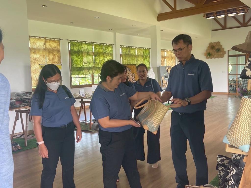 “รสอ.ดวงดาว” แลนด์ดิ้งเชียงใหม่ ตรวจเยี่ยม ผปก. ดีพร้อม โชว์ความสำเร็จเพิ่มมูลค่าวัสดุเหลือใช้และวัสดุจากธรรมชาติในท้องถิ่น ขึ้นแท่นโกอินเตอร์