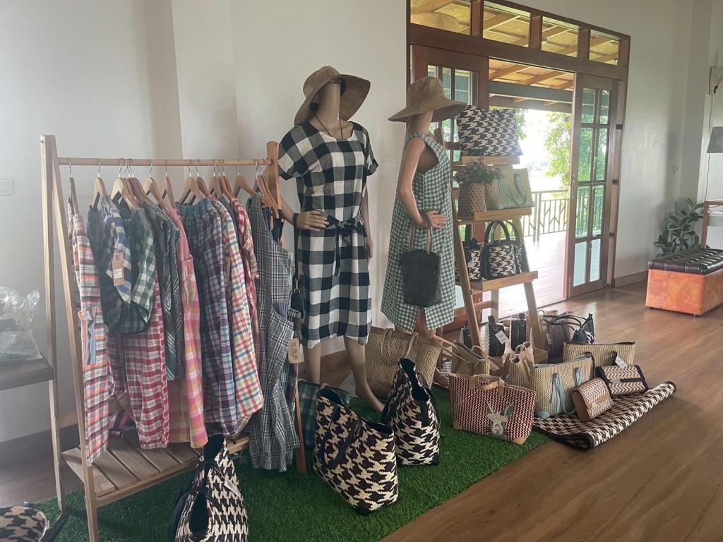 “รสอ.ดวงดาว” แลนด์ดิ้งเชียงใหม่ ตรวจเยี่ยม ผปก. ดีพร้อม โชว์ความสำเร็จเพิ่มมูลค่าวัสดุเหลือใช้และวัสดุจากธรรมชาติในท้องถิ่น ขึ้นแท่นโกอินเตอร์