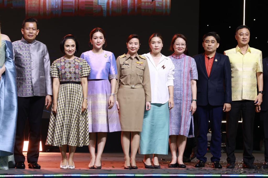 “ดีพร้อม” ร่วมแสดงศักยภาพการยกระดับสินค้าชุมชน พร้อมยกทัพ ผปก. 36 ราย เข้าทดสอบตลาดในงาน OTOP MIDYEAR 2025 คาดสร้างรายได้กว่า 7 ลบ.