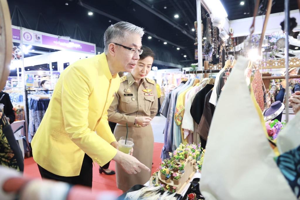 “ดีพร้อม” ร่วมแสดงศักยภาพการยกระดับสินค้าชุมชน พร้อมยกทัพ ผปก. 36 ราย เข้าทดสอบตลาดในงาน OTOP MIDYEAR 2025 คาดสร้างรายได้กว่า 7 ลบ.