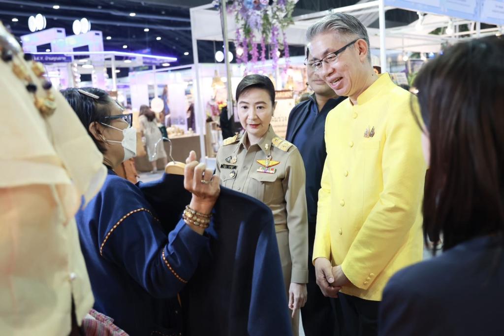 “ดีพร้อม” ร่วมแสดงศักยภาพการยกระดับสินค้าชุมชน พร้อมยกทัพ ผปก. 36 ราย เข้าทดสอบตลาดในงาน OTOP MIDYEAR 2025 คาดสร้างรายได้กว่า 7 ลบ.