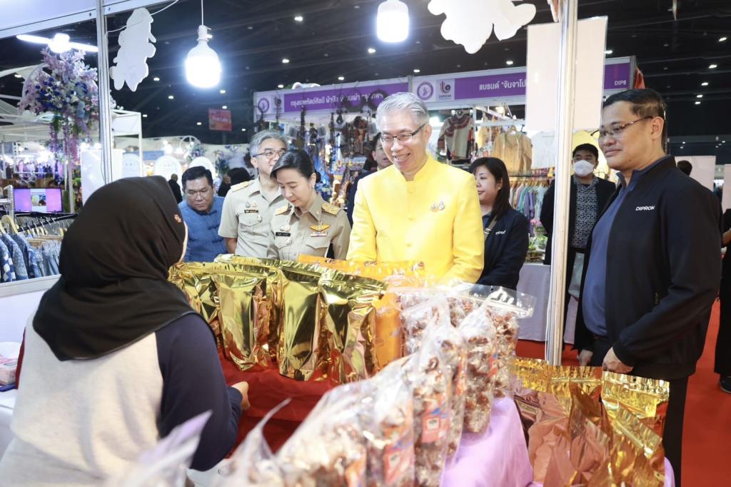 “ดีพร้อม” ร่วมแสดงศักยภาพการยกระดับสินค้าชุมชน พร้อมยกทัพ ผปก. 36 ราย เข้าทดสอบตลาดในงาน OTOP MIDYEAR 2025 คาดสร้างรายได้กว่า 7 ลบ.