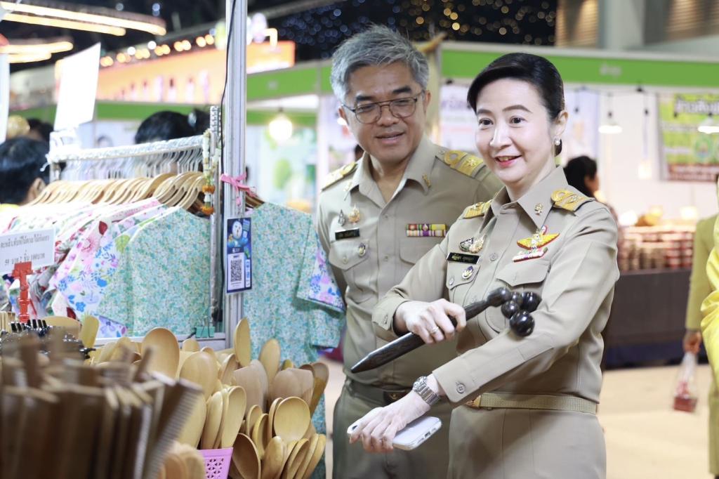 “ดีพร้อม” ร่วมแสดงศักยภาพการยกระดับสินค้าชุมชน พร้อมยกทัพ ผปก. 36 ราย เข้าทดสอบตลาดในงาน OTOP MIDYEAR 2025 คาดสร้างรายได้กว่า 7 ลบ.