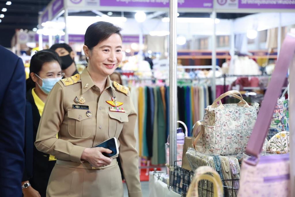 “ดีพร้อม” ร่วมแสดงศักยภาพการยกระดับสินค้าชุมชน พร้อมยกทัพ ผปก. 36 ราย เข้าทดสอบตลาดในงาน OTOP MIDYEAR 2025 คาดสร้างรายได้กว่า 7 ลบ.