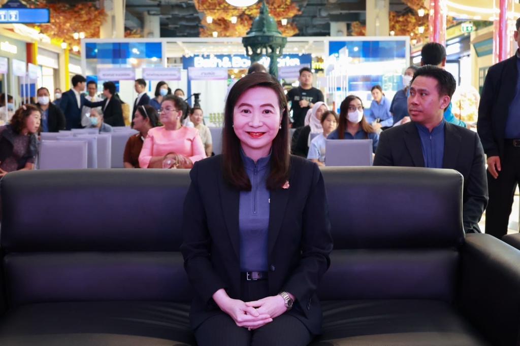 “อธิบดีณัฏฐิญา” มอบโล่ 10 กิจการผู้ผ่านการพัฒนา ยกระดับ จับนวัตกรรมใส่ผลิตภัณฑ์ ต่อยอดสู่ตลาด สร้างรายได้ เสริมแกร่งให้เศรษฐกิจในชุมชน ตามนโยบาย รมว.เอกนัฏ