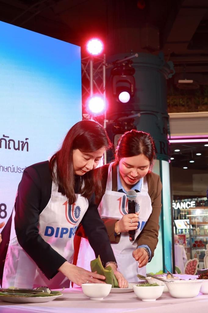 “อธิบดีณัฏฐิญา” มอบโล่ 10 กิจการผู้ผ่านการพัฒนา ยกระดับ จับนวัตกรรมใส่ผลิตภัณฑ์ ต่อยอดสู่ตลาด สร้างรายได้ เสริมแกร่งให้เศรษฐกิจในชุมชน ตามนโยบาย รมว.เอกนัฏ