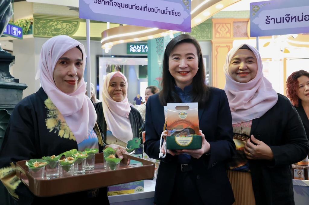 “อธิบดีณัฏฐิญา” มอบโล่ 10 กิจการผู้ผ่านการพัฒนา ยกระดับ จับนวัตกรรมใส่ผลิตภัณฑ์ ต่อยอดสู่ตลาด สร้างรายได้ เสริมแกร่งให้เศรษฐกิจในชุมชน ตามนโยบาย รมว.เอกนัฏ