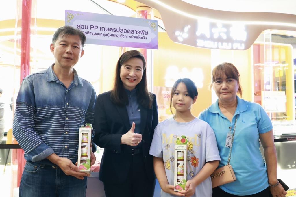 “อธิบดีณัฏฐิญา” มอบโล่ 10 กิจการผู้ผ่านการพัฒนา ยกระดับ จับนวัตกรรมใส่ผลิตภัณฑ์ ต่อยอดสู่ตลาด สร้างรายได้ เสริมแกร่งให้เศรษฐกิจในชุมชน ตามนโยบาย รมว.เอกนัฏ