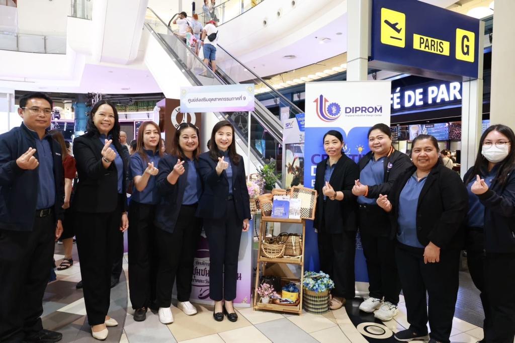 “อธิบดีณัฏฐิญา” มอบโล่ 10 กิจการผู้ผ่านการพัฒนา ยกระดับ จับนวัตกรรมใส่ผลิตภัณฑ์ ต่อยอดสู่ตลาด สร้างรายได้ เสริมแกร่งให้เศรษฐกิจในชุมชน ตามนโยบาย รมว.เอกนัฏ
