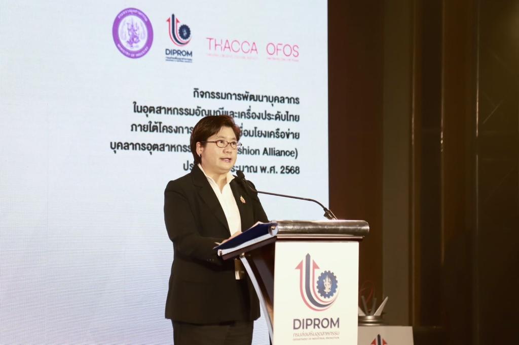 “ดีพร้อม” เปิดเวที Jewelry to Glory คัดเลือก 5 ผลงานเด่น ปั้นสู่งาน “Bangkok Gems and Jewelry Fair ครั้งที่ 72" ยกระดับอุตสาหกรรมอัญมณีและเครื่องประดับไทย คาดสร้างมูลค่าเศรษฐกิจได้กว่า 30 ลบ. ตามนโยบาย รมว.เอกนัฏ