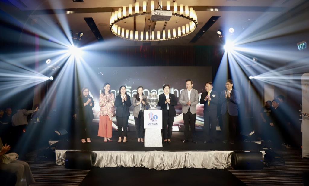 “ดีพร้อม” เปิดเวที Jewelry to Glory คัดเลือก 5 ผลงานเด่น ปั้นสู่งาน “Bangkok Gems and Jewelry Fair ครั้งที่ 72" ยกระดับอุตสาหกรรมอัญมณีและเครื่องประดับไทย คาดสร้างมูลค่าเศรษฐกิจได้กว่า 30 ลบ. ตามนโยบาย รมว.เอกนัฏ