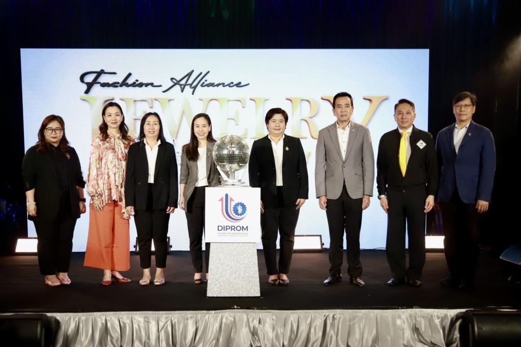 “ดีพร้อม” เปิดเวที Jewelry to Glory คัดเลือก 5 ผลงานเด่น ปั้นสู่งาน “Bangkok Gems and Jewelry Fair ครั้งที่ 72" ยกระดับอุตสาหกรรมอัญมณีและเครื่องประดับไทย คาดสร้างมูลค่าเศรษฐกิจได้กว่า 30 ลบ. ตามนโยบาย รมว.เอกนัฏ