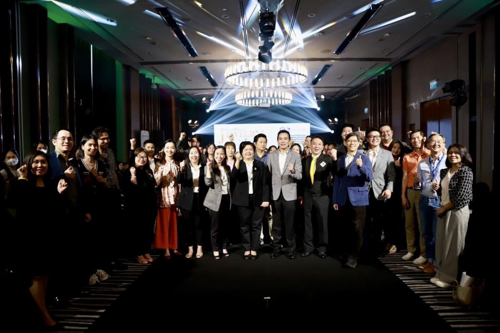 “ดีพร้อม” เปิดเวที Jewelry to Glory คัดเลือก 5 ผลงานเด่น ปั้นสู่งาน “Bangkok Gems and Jewelry Fair ครั้งที่ 72" ยกระดับอุตสาหกรรมอัญมณีและเครื่องประดับไทย คาดสร้างมูลค่าเศรษฐกิจได้กว่า 30 ลบ. ตามนโยบาย รมว.เอกนัฏ
