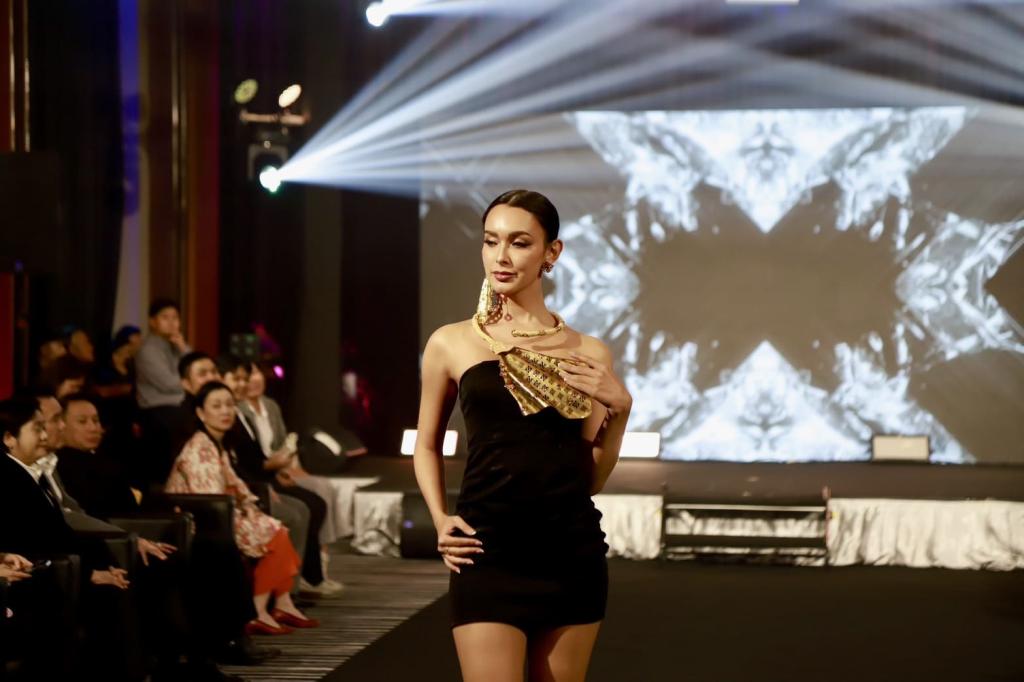 “ดีพร้อม” เปิดเวที Jewelry to Glory คัดเลือก 5 ผลงานเด่น ปั้นสู่งาน “Bangkok Gems and Jewelry Fair ครั้งที่ 72" ยกระดับอุตสาหกรรมอัญมณีและเครื่องประดับไทย คาดสร้างมูลค่าเศรษฐกิจได้กว่า 30 ลบ. ตามนโยบาย รมว.เอกนัฏ
