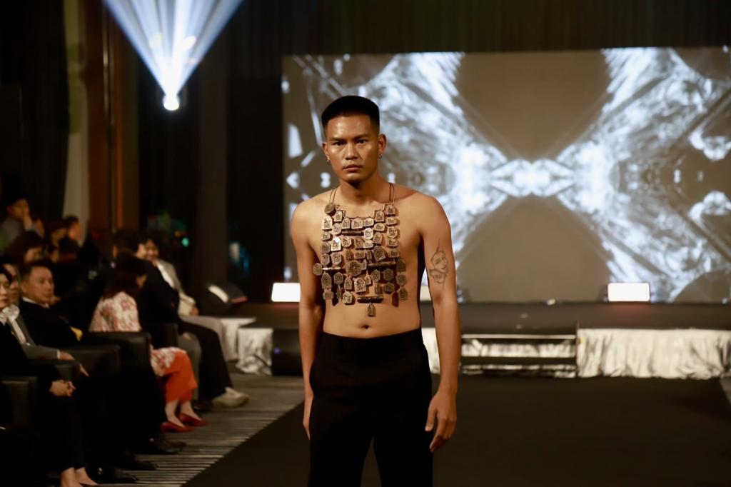 “ดีพร้อม” เปิดเวที Jewelry to Glory คัดเลือก 5 ผลงานเด่น ปั้นสู่งาน “Bangkok Gems and Jewelry Fair ครั้งที่ 72" ยกระดับอุตสาหกรรมอัญมณีและเครื่องประดับไทย คาดสร้างมูลค่าเศรษฐกิจได้กว่า 30 ลบ. ตามนโยบาย รมว.เอกนัฏ