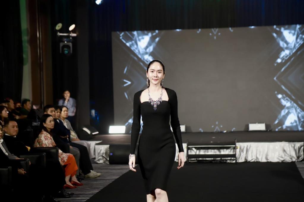 “ดีพร้อม” เปิดเวที Jewelry to Glory คัดเลือก 5 ผลงานเด่น ปั้นสู่งาน “Bangkok Gems and Jewelry Fair ครั้งที่ 72" ยกระดับอุตสาหกรรมอัญมณีและเครื่องประดับไทย คาดสร้างมูลค่าเศรษฐกิจได้กว่า 30 ลบ. ตามนโยบาย รมว.เอกนัฏ