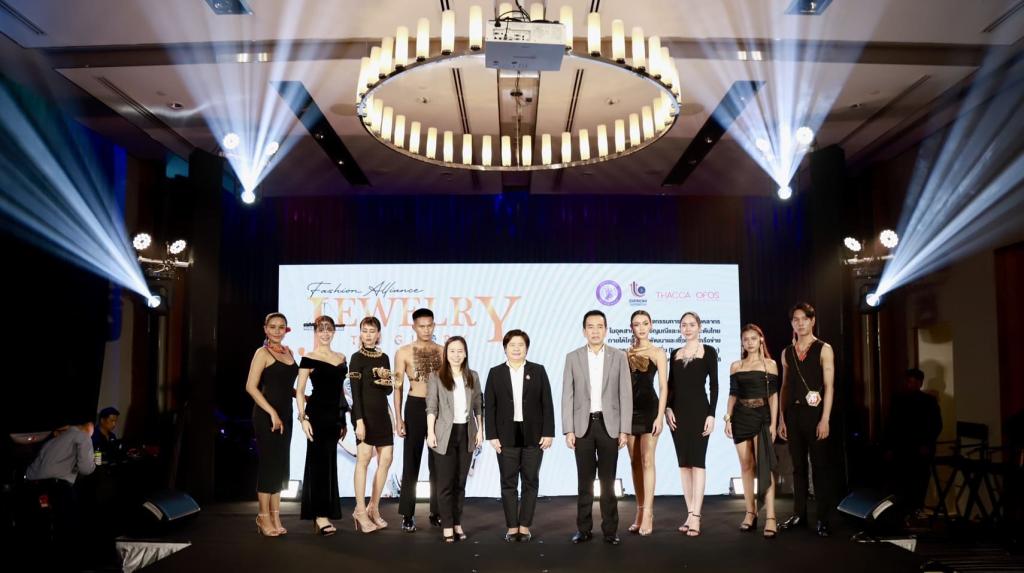 “ดีพร้อม” เปิดเวที Jewelry to Glory คัดเลือก 5 ผลงานเด่น ปั้นสู่งาน “Bangkok Gems and Jewelry Fair ครั้งที่ 72" ยกระดับอุตสาหกรรมอัญมณีและเครื่องประดับไทย คาดสร้างมูลค่าเศรษฐกิจได้กว่า 30 ลบ. ตามนโยบาย รมว.เอกนัฏ
