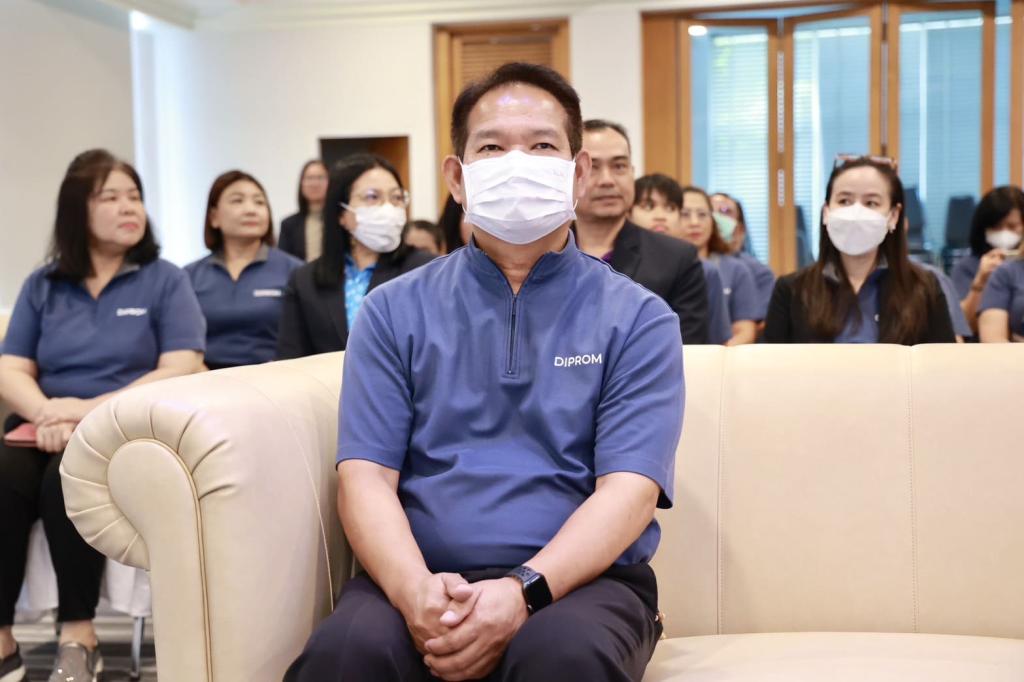 ดีพร้อม จัดกิจกรรม “แบ่งรัก ปันน้ำใจ เทิดไท้องค์ราชินี 47 พรรษา” ร่วมสมทบทุนและช่วยเหลือผู้พิการทางสายตา