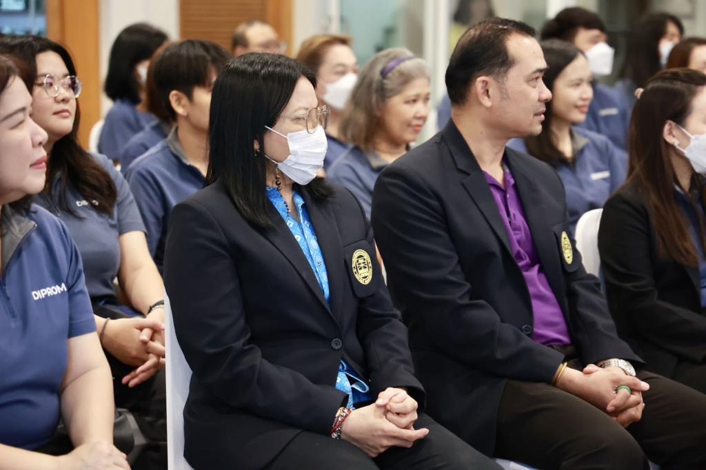 ดีพร้อม จัดกิจกรรม “แบ่งรัก ปันน้ำใจ เทิดไท้องค์ราชินี 47 พรรษา” ร่วมสมทบทุนและช่วยเหลือผู้พิการทางสายตา