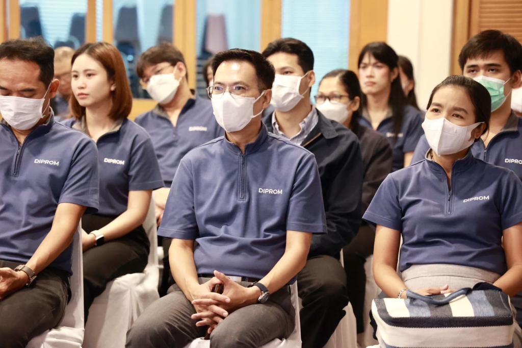ดีพร้อม จัดกิจกรรม “แบ่งรัก ปันน้ำใจ เทิดไท้องค์ราชินี 47 พรรษา” ร่วมสมทบทุนและช่วยเหลือผู้พิการทางสายตา