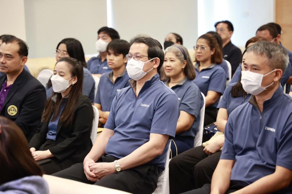 ดีพร้อม จัดกิจกรรม “แบ่งรัก ปันน้ำใจ เทิดไท้องค์ราชินี 47 พรรษา” ร่วมสมทบทุนและช่วยเหลือผู้พิการทางสายตา