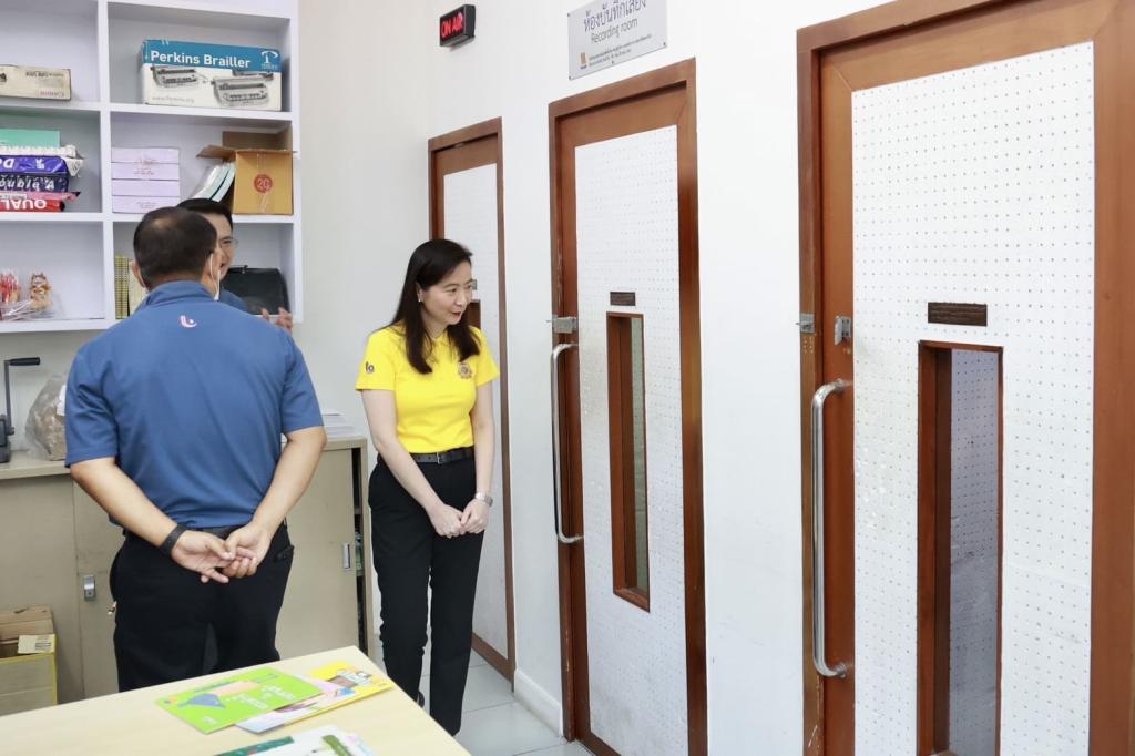 ดีพร้อม จัดกิจกรรม “แบ่งรัก ปันน้ำใจ เทิดไท้องค์ราชินี 47 พรรษา” ร่วมสมทบทุนและช่วยเหลือผู้พิการทางสายตา