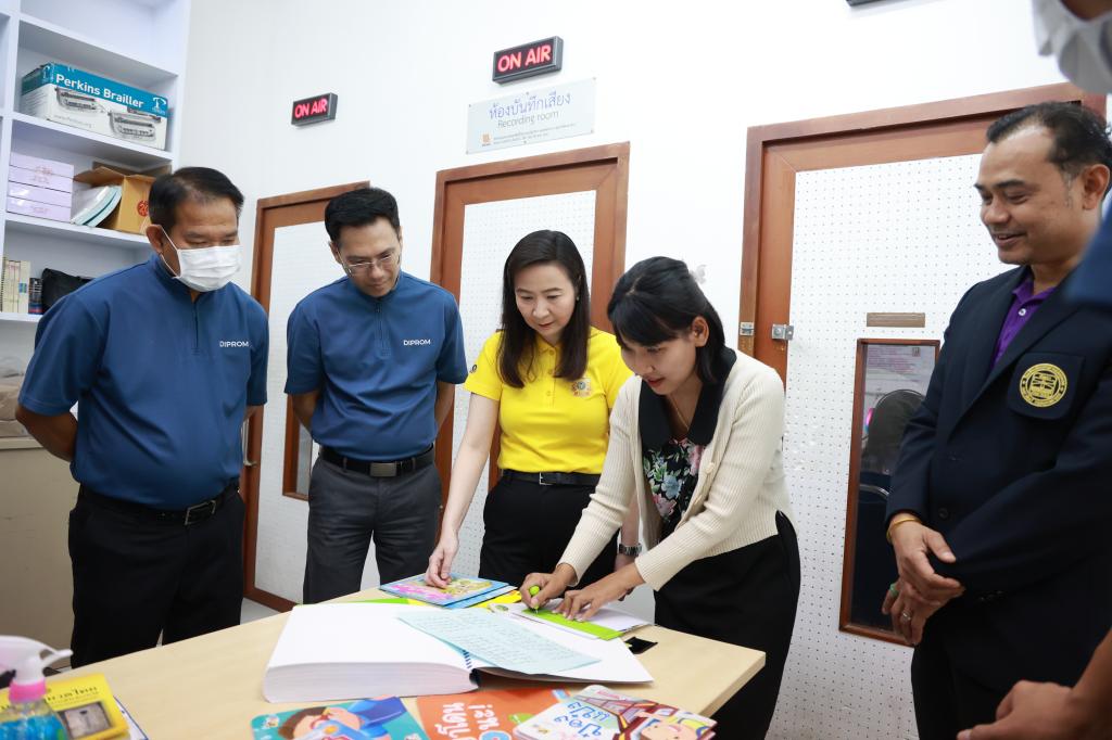 ดีพร้อม จัดกิจกรรม “แบ่งรัก ปันน้ำใจ เทิดไท้องค์ราชินี 47 พรรษา” ร่วมสมทบทุนและช่วยเหลือผู้พิการทางสายตา