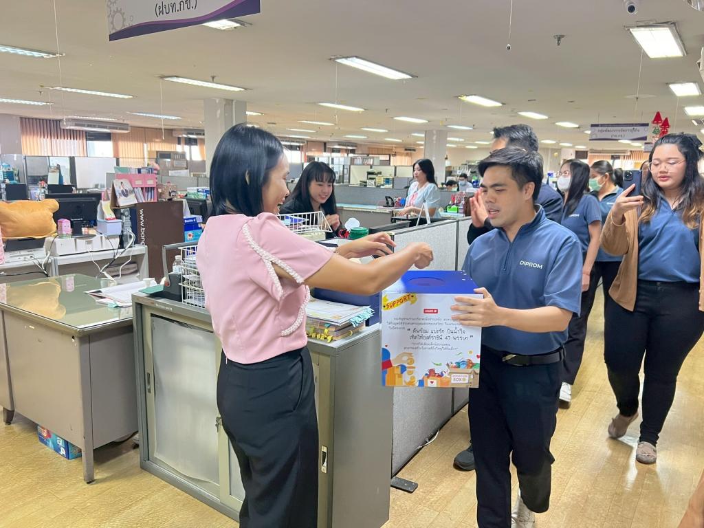 ดีพร้อม จัดกิจกรรม “แบ่งรัก ปันน้ำใจ เทิดไท้องค์ราชินี 47 พรรษา” ร่วมสมทบทุนและช่วยเหลือผู้พิการทางสายตา
