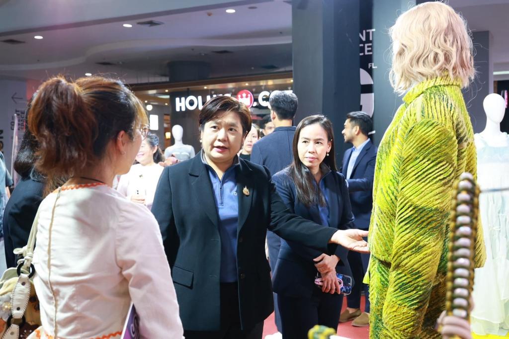 “ดีพร้อม” ดันซอฟต์พาวเวอร์แฟชั่นไทย คัด 3 แบรนด์ชนะเลิศ ชูศักยภาพนักออกแบบไทย โชว์ผลงานสู่ระดับสากล ตามนโยบาย รมว.เอกนัฏ