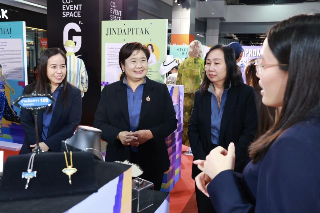 “ดีพร้อม” ดันซอฟต์พาวเวอร์แฟชั่นไทย คัด 3 แบรนด์ชนะเลิศ ชูศักยภาพนักออกแบบไทย โชว์ผลงานสู่ระดับสากล ตามนโยบาย รมว.เอกนัฏ