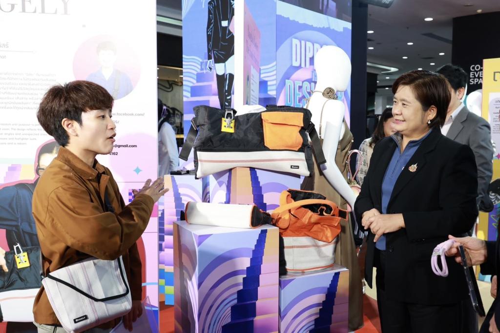 “ดีพร้อม” ดันซอฟต์พาวเวอร์แฟชั่นไทย คัด 3 แบรนด์ชนะเลิศ ชูศักยภาพนักออกแบบไทย โชว์ผลงานสู่ระดับสากล ตามนโยบาย รมว.เอกนัฏ