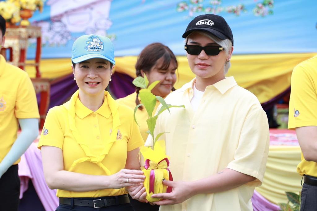 ดีพร้อม รวมพลังกับชาว ก.อุตฯ จิตอาสา “อุตสาหกรรมรวมใจ ปลูกต้นไม้ ฟื้นฟูป่า” เฉลิมพระเกียรติสมเด็จพระราชินี และเนื่องในวันสิ่งแวดล้อมโลก