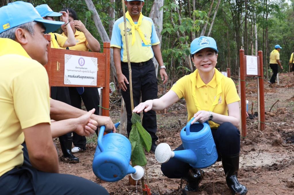 ดีพร้อม รวมพลังกับชาว ก.อุตฯ จิตอาสา “อุตสาหกรรมรวมใจ ปลูกต้นไม้ ฟื้นฟูป่า” เฉลิมพระเกียรติสมเด็จพระราชินี และเนื่องในวันสิ่งแวดล้อมโลก
