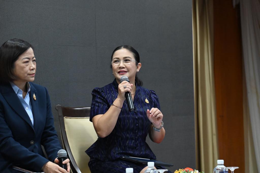 “อธิบดีณัฏฐิญา” ร่วมแสดงความยินดีแก่ผู้เข้าร่วมการฝึกอบรมฯ เตรียมความพร้อมเป็นอุตสาหกรรมจังหวัด รุ่นที่ 1
