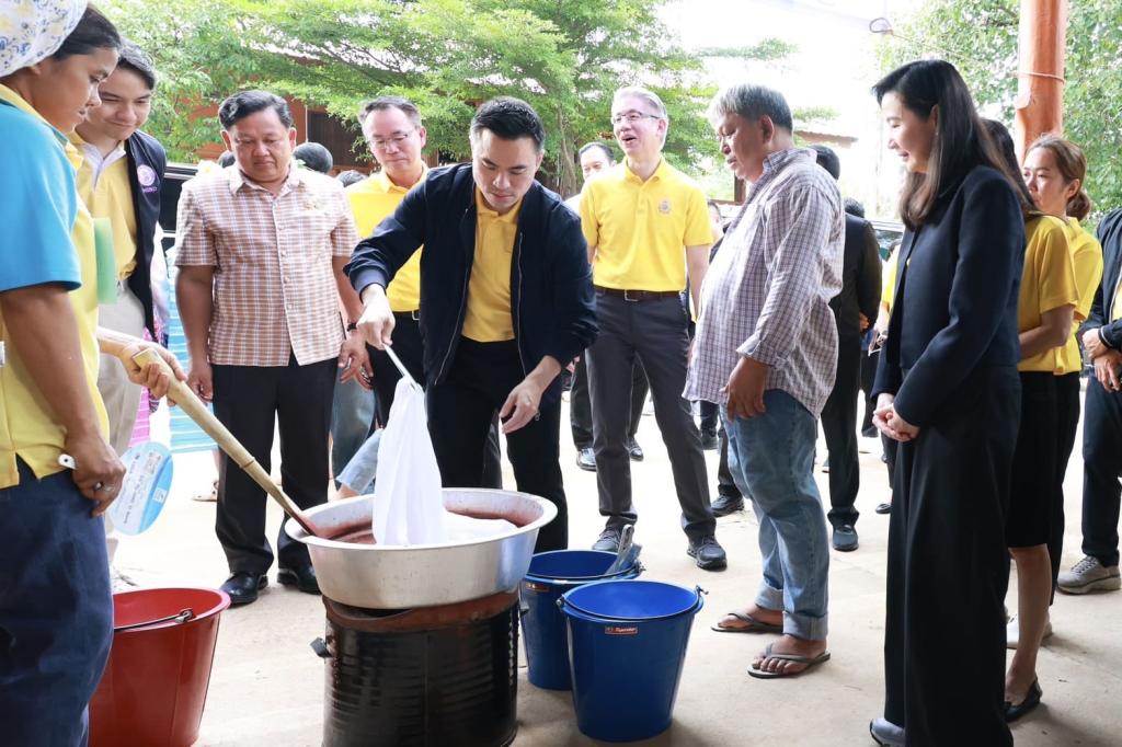 “เอกนัฏ” นำทีม ลงพื้นที่ ชื่นชม “ดีพร้อม” โชว์ผลสำเร็จยกระดับ ดึงวัตถุดิบพื้นถิ่น "ตาลโตนด" ปั้นสินค้าชุมชนต่อยอดสู่ผลิตภัณฑ์สร้างรายได้ชุมชนวัดโบสถ์